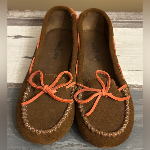 Minnetonka Womens Brown Suede Kilty Hardsole moccasins with Coral Laces - Size 9 - Picture 2 of 8